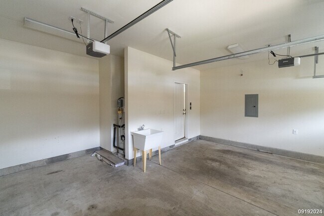 Building Photo - 4 br/2.5 ba Ewa Gentry Tuscany II, Schedul...