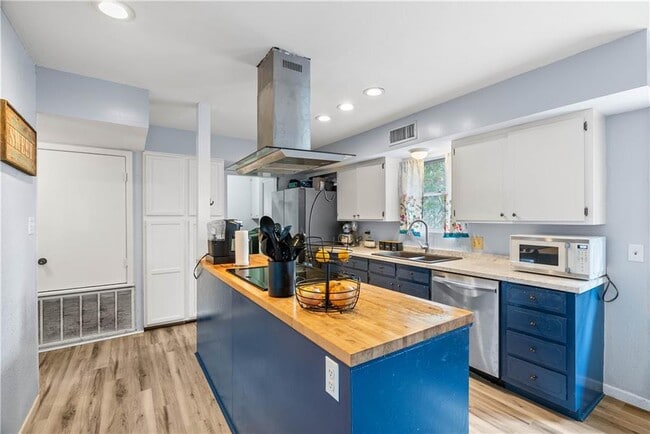 Building Photo - 607 E 11th St