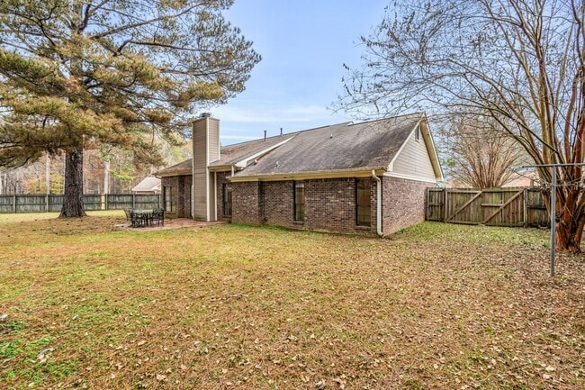 Building Photo - 125 N Chestnut Dr