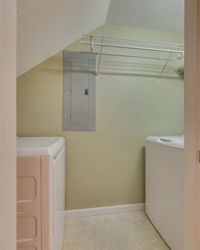 Building Photo - 2 br/ 2.5 bath condo in Johnson City TN