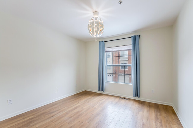 Building Photo - 120 W Oakbrook Dr