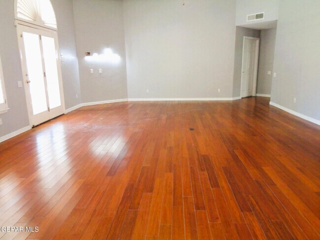 Building Photo - 2120 Greenlee Dr