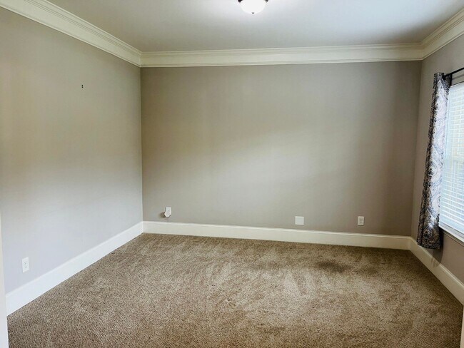 Building Photo - WOW! 5 bed, 4 full baths, brick exterior, ...