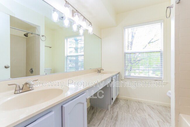 Building Photo - 117 Rainier Ct