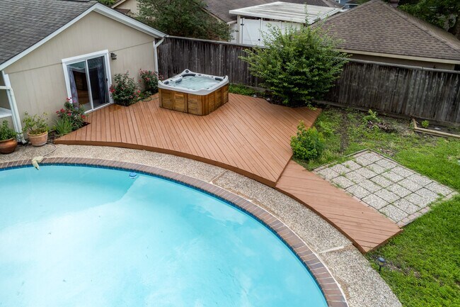 Building Photo - 10631 Del Monte Dr