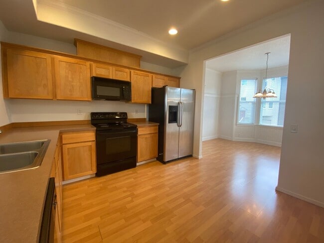 Building Photo - Beautifully Updated Townhouse with New Car...