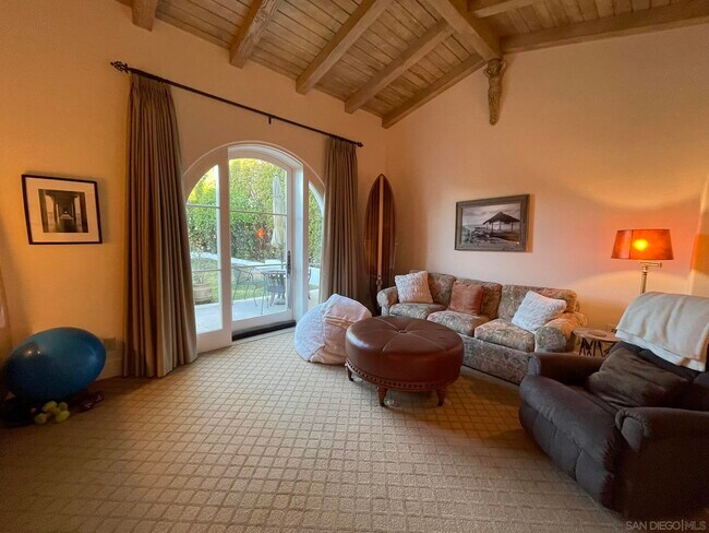 Building Photo - 6692 La Jolla Scenic S Dr