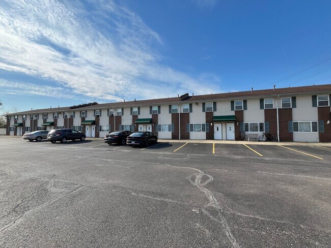 Building Photo - Elyria - updated 2 bedroom/1 bath townhouse.
