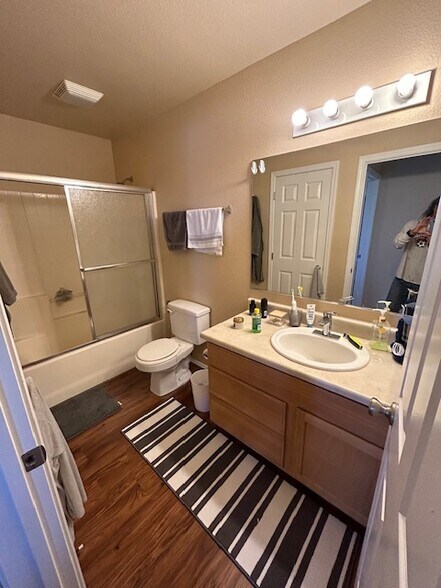 Bath 2 - 75-5743 Alahou St