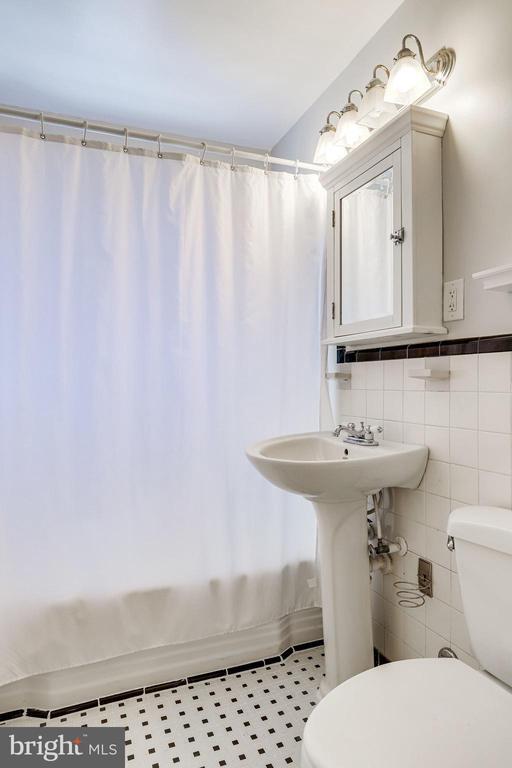 Building Photo - 1716 W Abingdon Dr