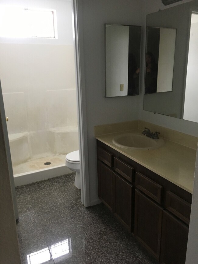 Building Photo - Beautiful 3BR/2BA Home In Family Neighborh...