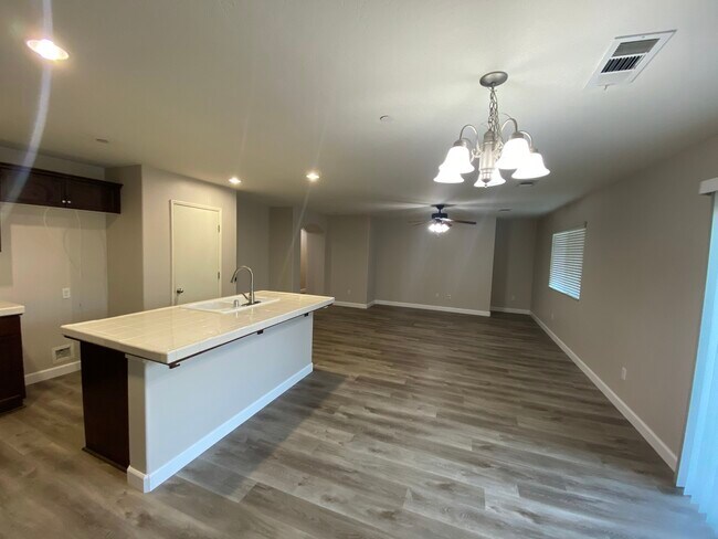 Building Photo - 450 Topanga Ct
