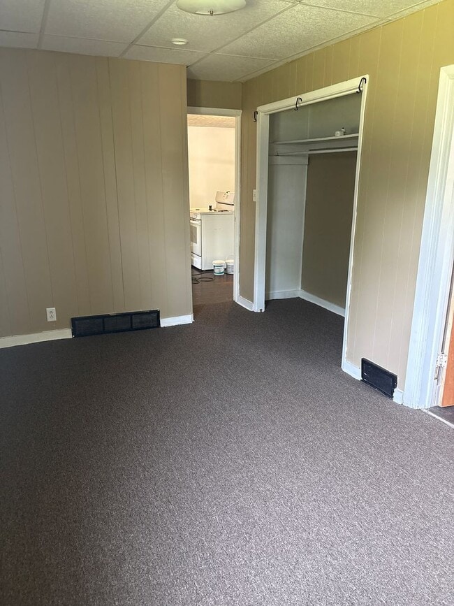 Building Photo - SPACIOUS 4 BEDROOM HOME READY TO WELCOME YOU