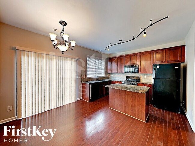 Building Photo - 2460 Vistoria Dr