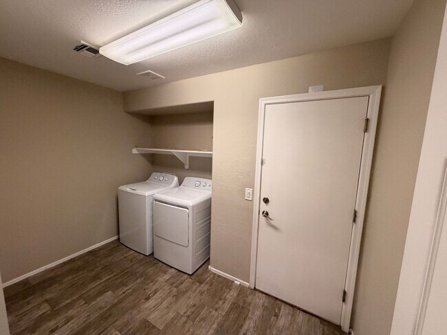 Building Photo - Spacious 5Bdm 3.5Ba Litchfield Park Home in a Small Gated Community