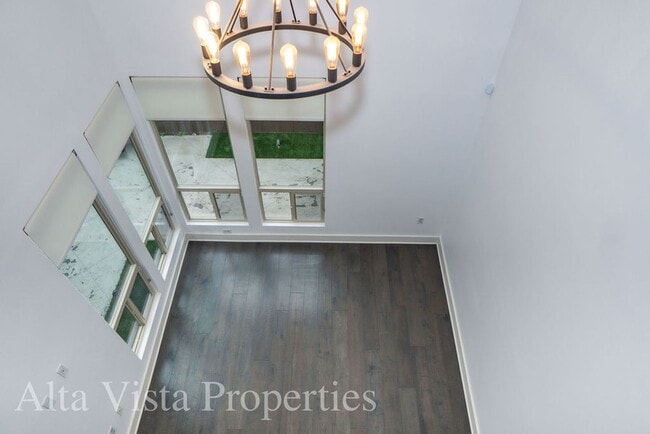 Building Photo - Beautiful Townhome centrally located in Mi...