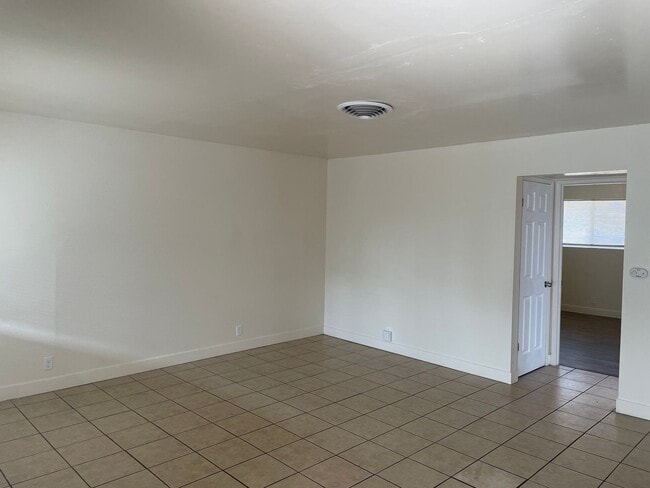 Building Photo - 1414 W Vassar Ave