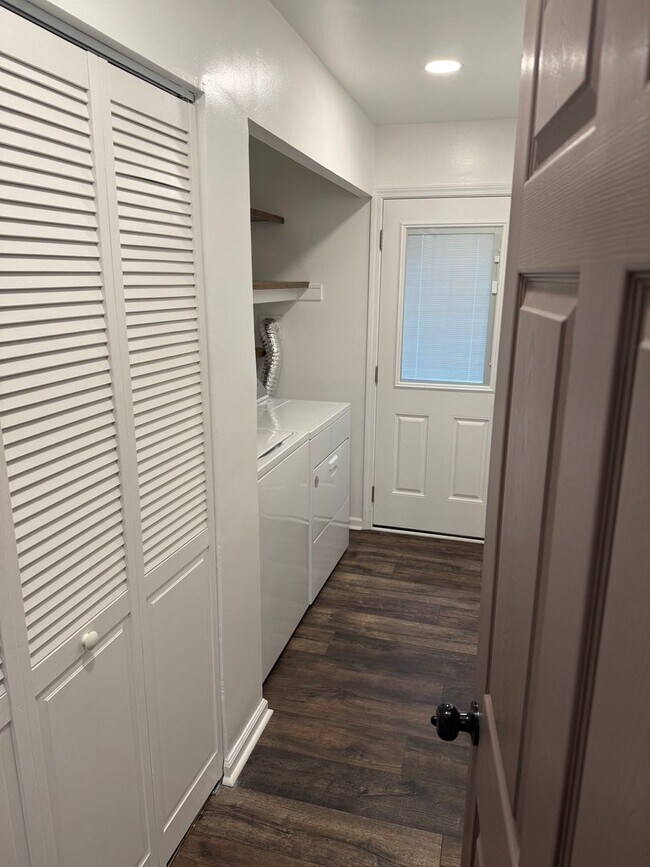 Building Photo - Updated Home near Waverly Park