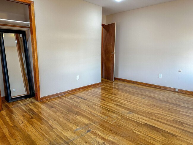 Building Photo - 325-327 John St