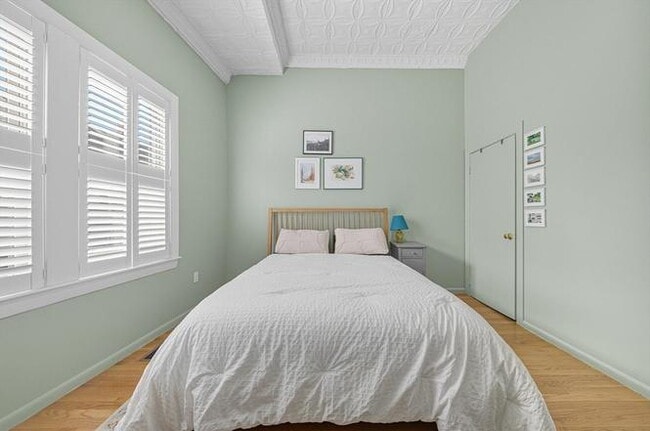 Building Photo - "Charming 1-Bed Furnished Apartment with Hardwood Floors in MA - Perfect Blend of Comfort and Sty...