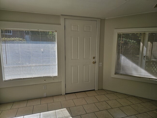 Building Photo - 1222 N Ridge Ave