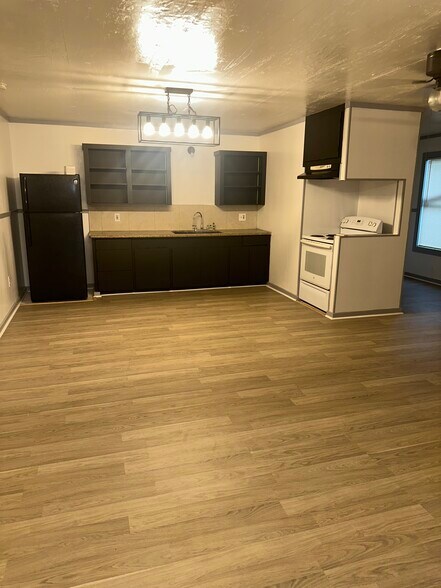 Kitchen - 2319 Riverside Dr