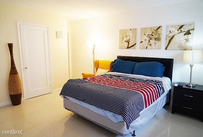 Building Photo - Studio, 1 bath  - 4605 N Ocean Dr