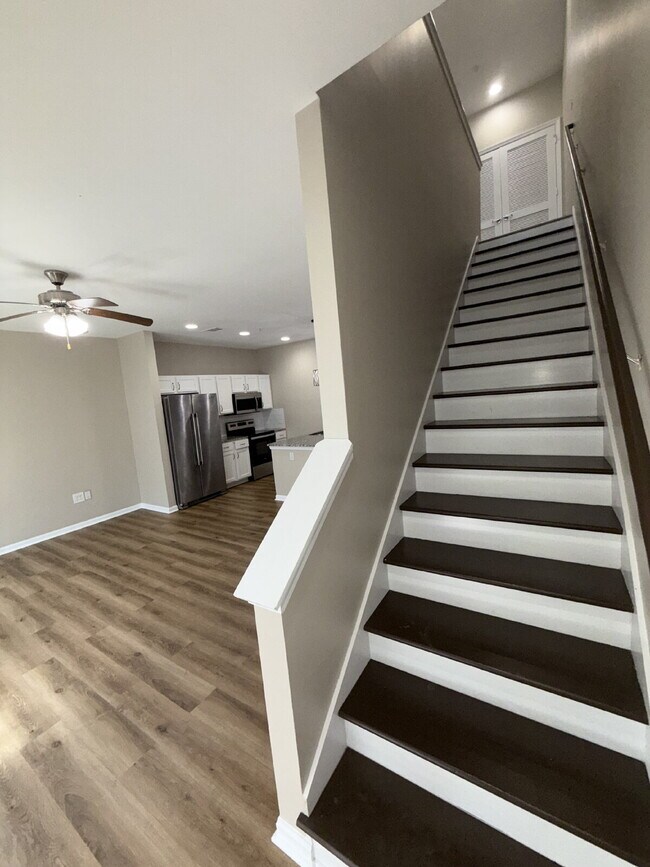 Building Photo - 222 Town Center Dr