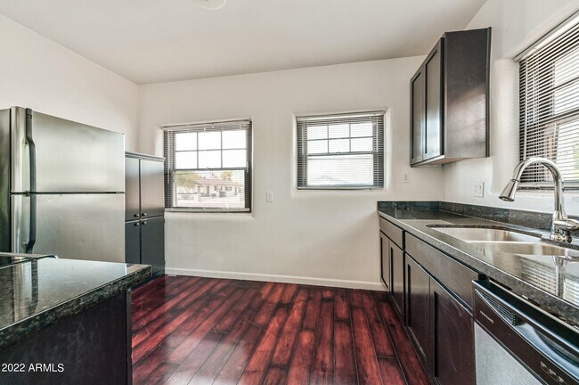 Building Photo - 3949 E Earll Dr