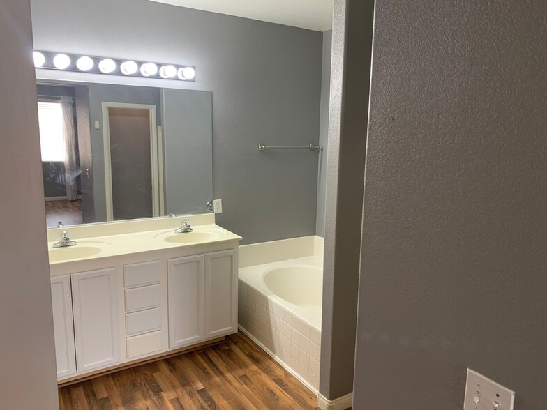 Building Photo - 1205 Simms Ave