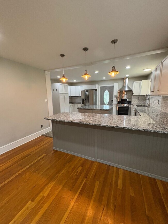 Building Photo - 3 bedroom 3 bath in Spartanburg with Lots of Space !!! Workshop in the garage!!