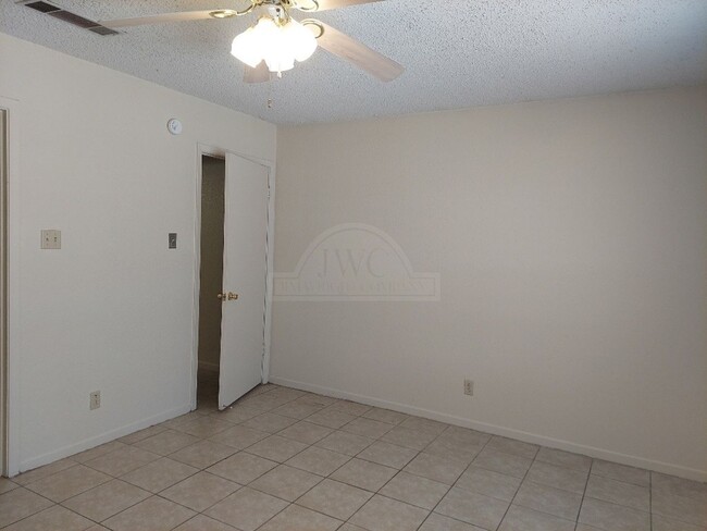 Building Photo - 1003 Eastside Dr