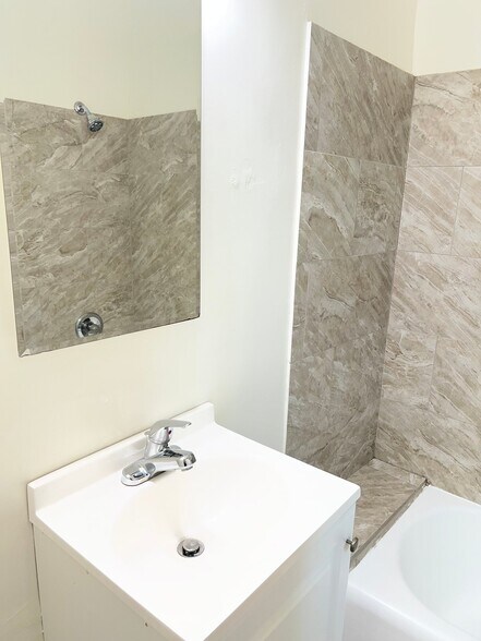 Building Photo - 214 W Maple St