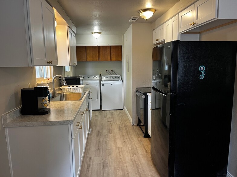 Building Photo - 925 Olympic Ave