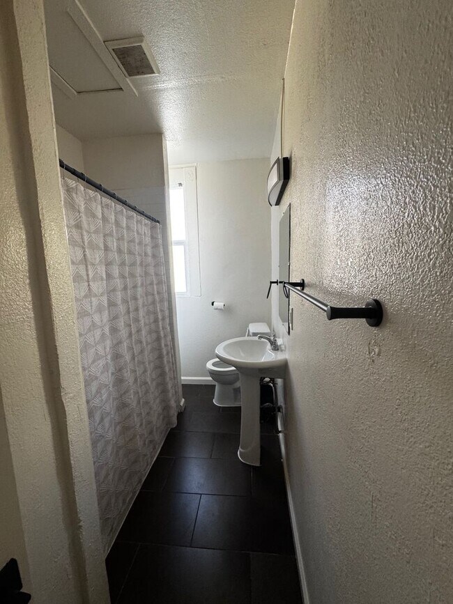 Building Photo - 1709 Goss St