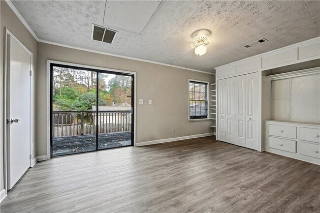 Building Photo - 2008 Shalimar Dr NE