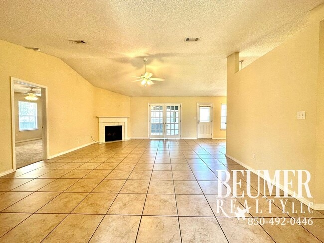 Building Photo - Beautiful 3Bed/2Bath Home Close to Correy Station