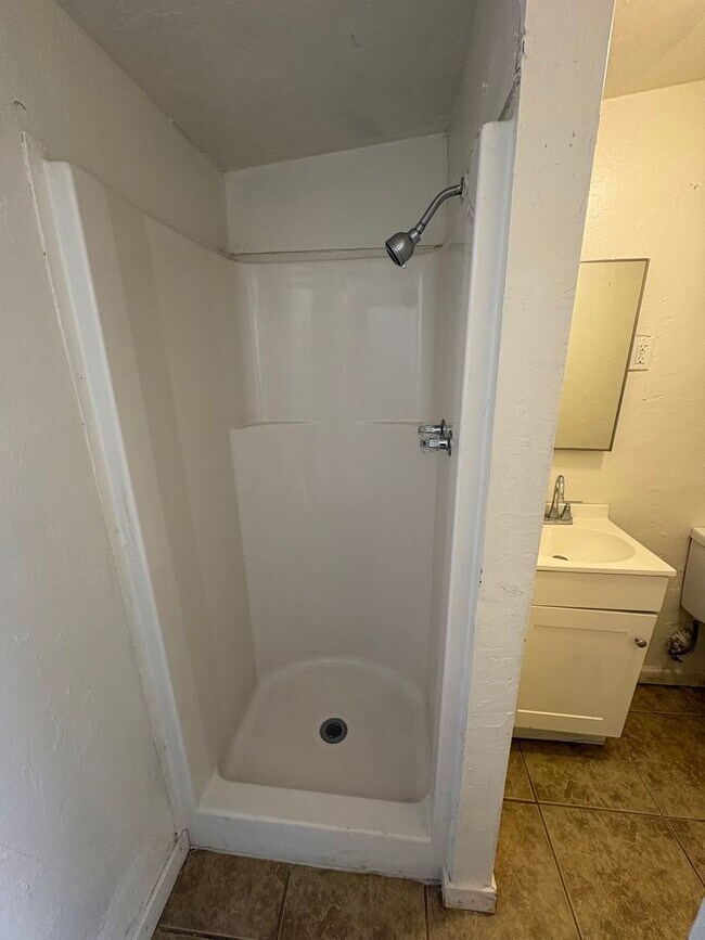 Building Photo - Dinuba country Home Rent Ready !
