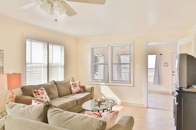 Building Photo - Charming Beach-Front 4bd Home