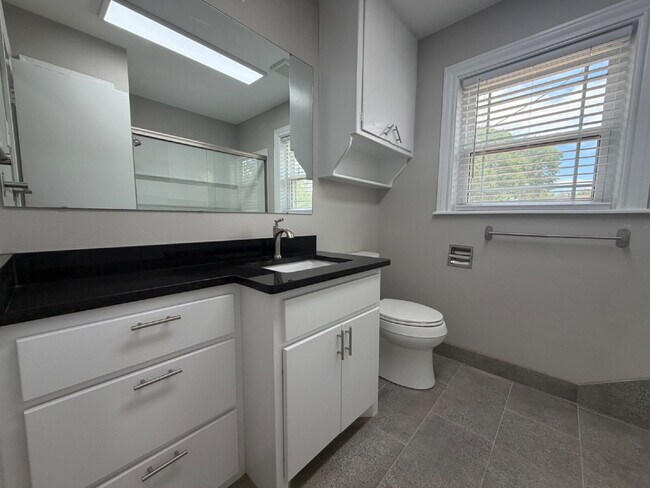 Building Photo - Fully renovated 2 bed 2 bath in the Medical District