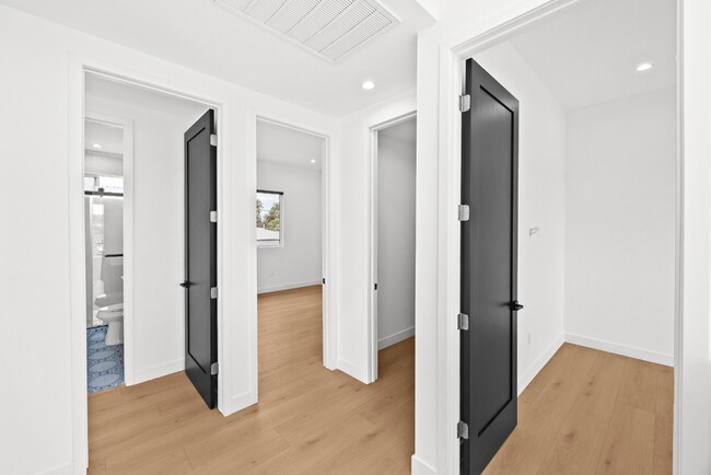 Building Photo - Bright and Spacious Newly Renovated Townhome | 5 Bedroom | 5 Bathroom | Parking Included