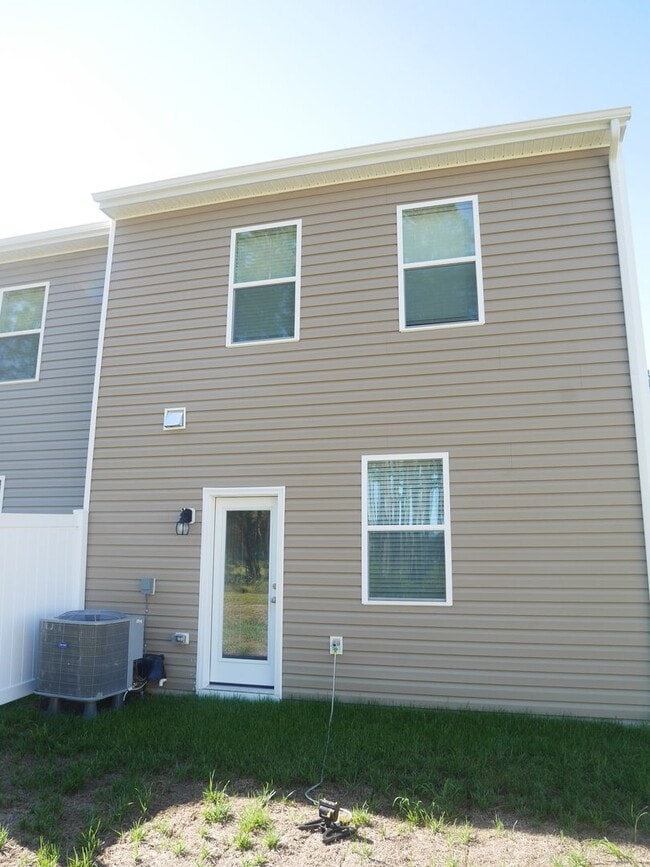 Building Photo - Modern End-Unit Townhouse in Sassafras Mea...