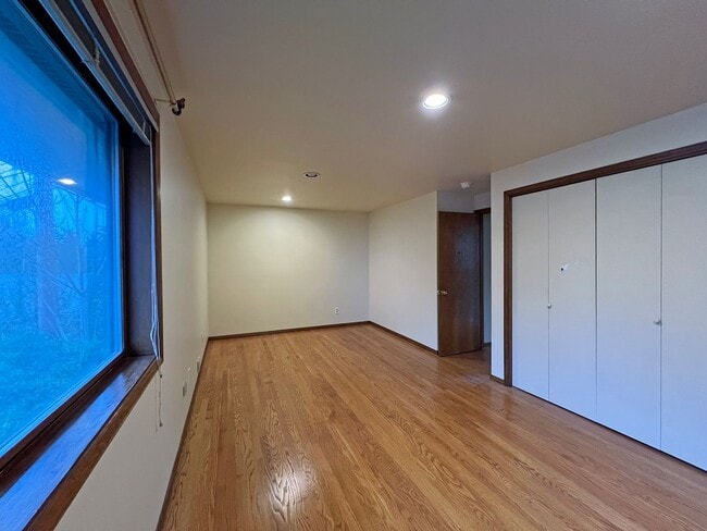 Building Photo - Gated Sound view home Des Moines area, 4 bed plus den 2.5 bath 3900 s/f, Available NOW!!!