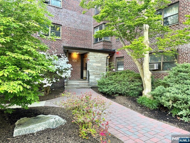 Building Photo - 400 Fairview Ave