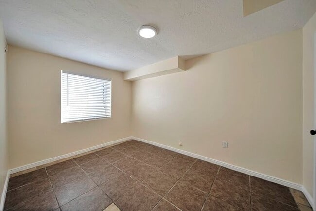 Building Photo - Awesome remodel home in great location w a...
