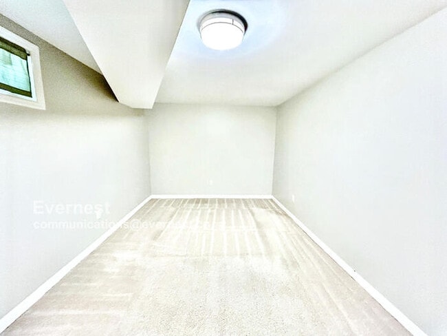Building Photo - 1584 Camelot Cir