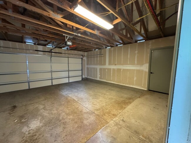 Building Photo - Stunning 4 Bedroom with 3 Bathroom Home in...