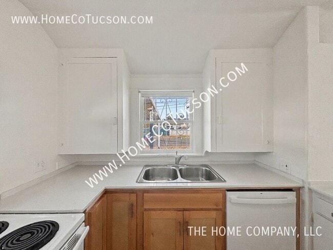 Building Photo - 713 N Erin Ave