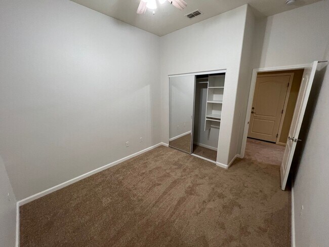 Building Photo - Lovely 3 Bedroom Low Maintenance Unit with New Flooring!
