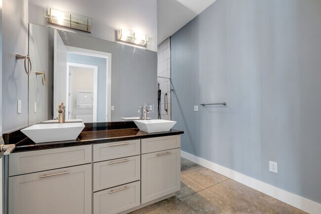 Building Photo - Modern Loft Near HCA & TMH With Lake Frontage
